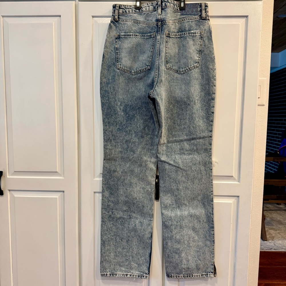 We The Free Distressed High Rise Straight Leg Jeans. Size 31 - Picture 3 of 13